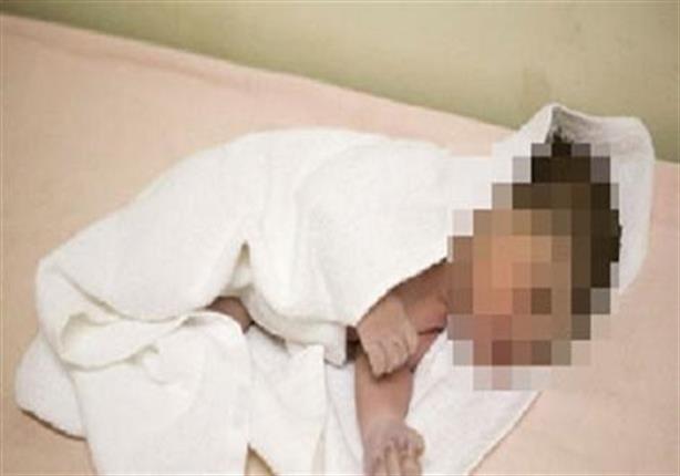 العثور على رضيعة أمام مسجد في يطا
